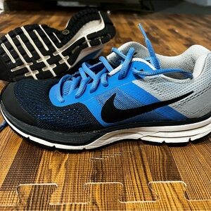 Women’s 7.5 Nike running shoes
